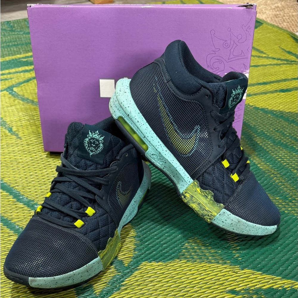 Nike LeBron Witness VIII men’s basketball shoes